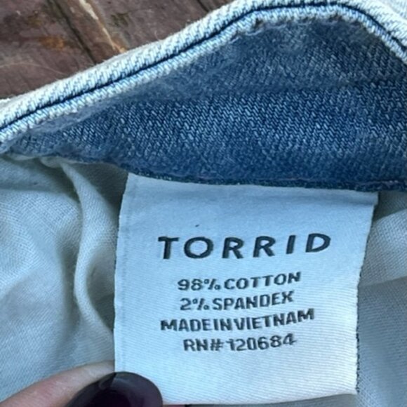 Torrid NWT Boyfriend Bermuda Denim Shorts Light Wash with Destruction Plus Sz 22 - Picture 16 of 16